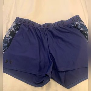 Women’s Under Armour Athletic shorts . Super cute ! Excellent condition!
